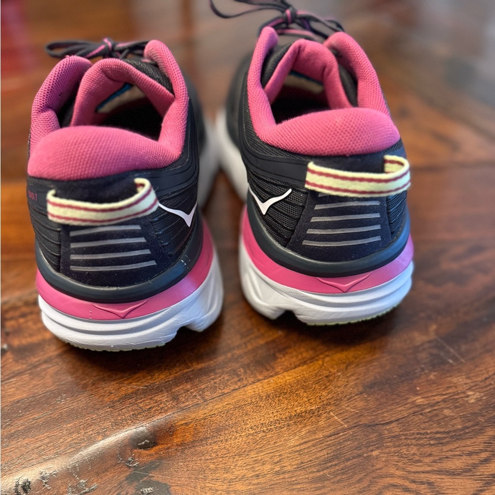 Hoka One One Bondi 7 Size 11 Women's Black and Pink Athletic Shoes MSRP $175 - Picture 4 of 7